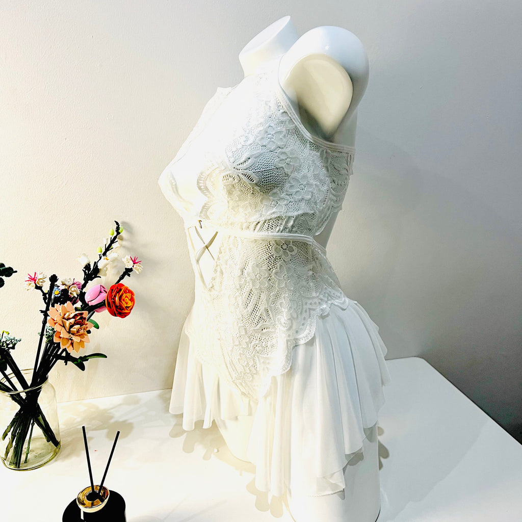 side view of white lace bodysuit showing soft fit and natural body shape